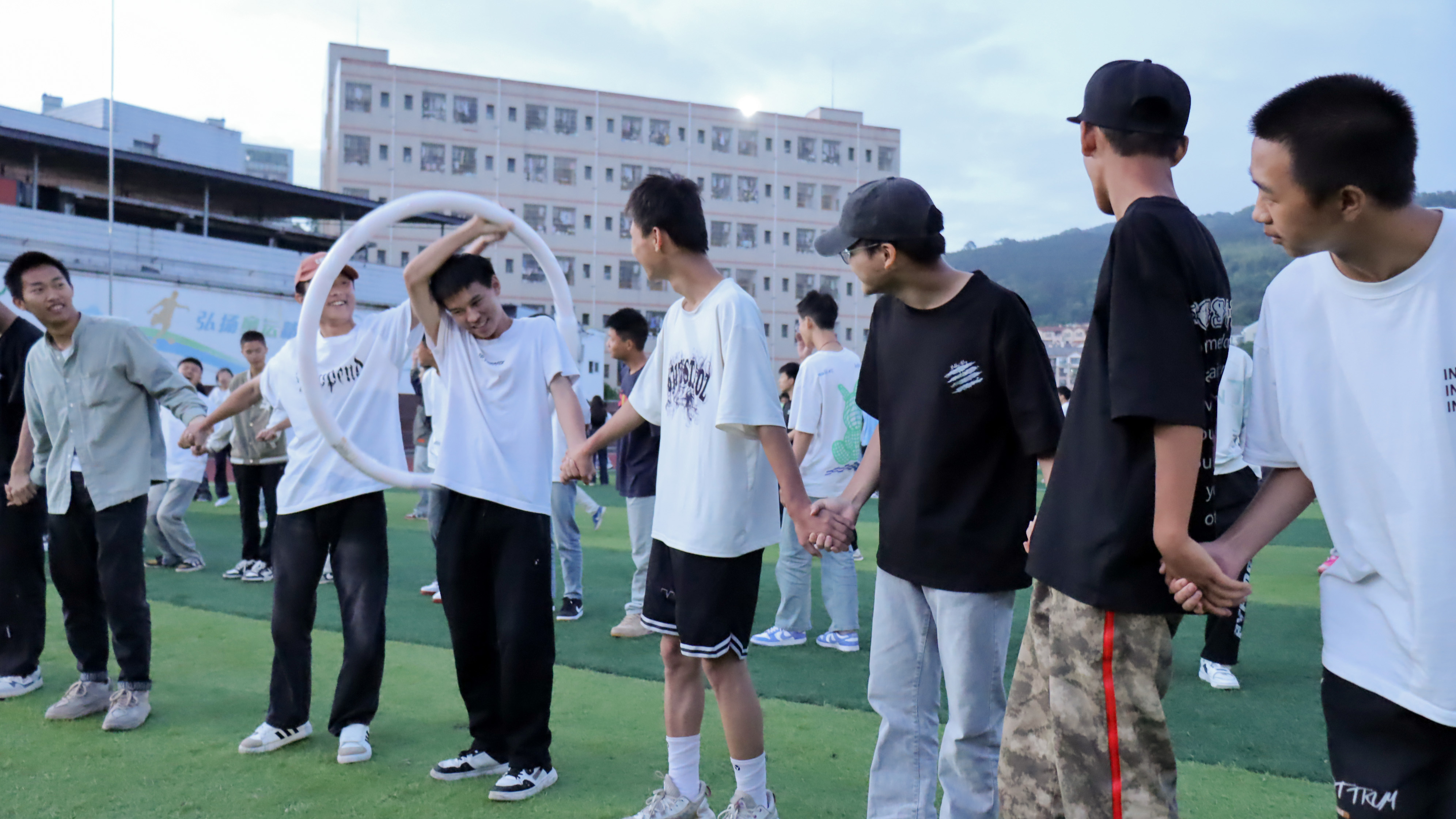 班级凝聚力“一圈到底”活动